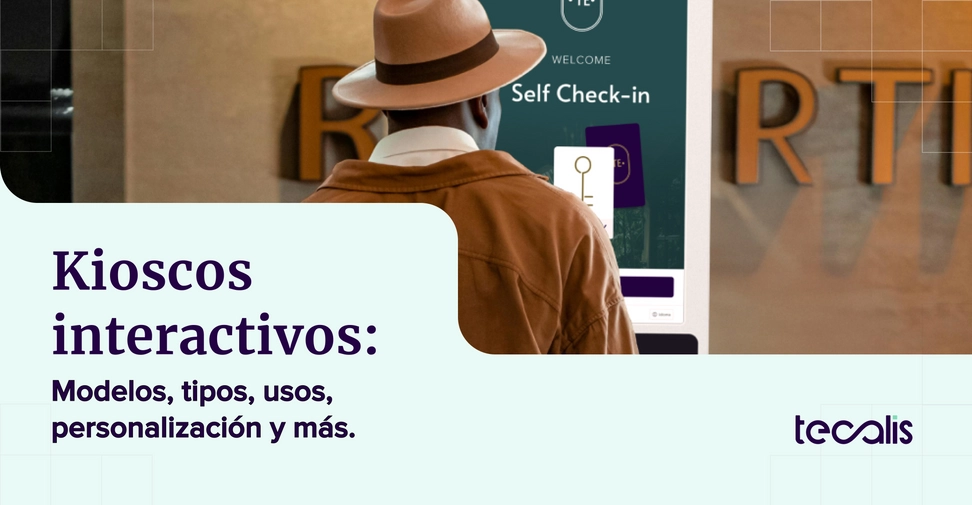 Persona haciendo el check in en un kiosko automatico