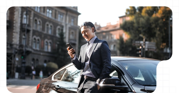 Hombre con un teléfono mirando plataforma de carsharing