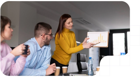 Equipo de trabajo en una reunión analizando tendencias que transformarán los procesos de venta en una oficina moderna